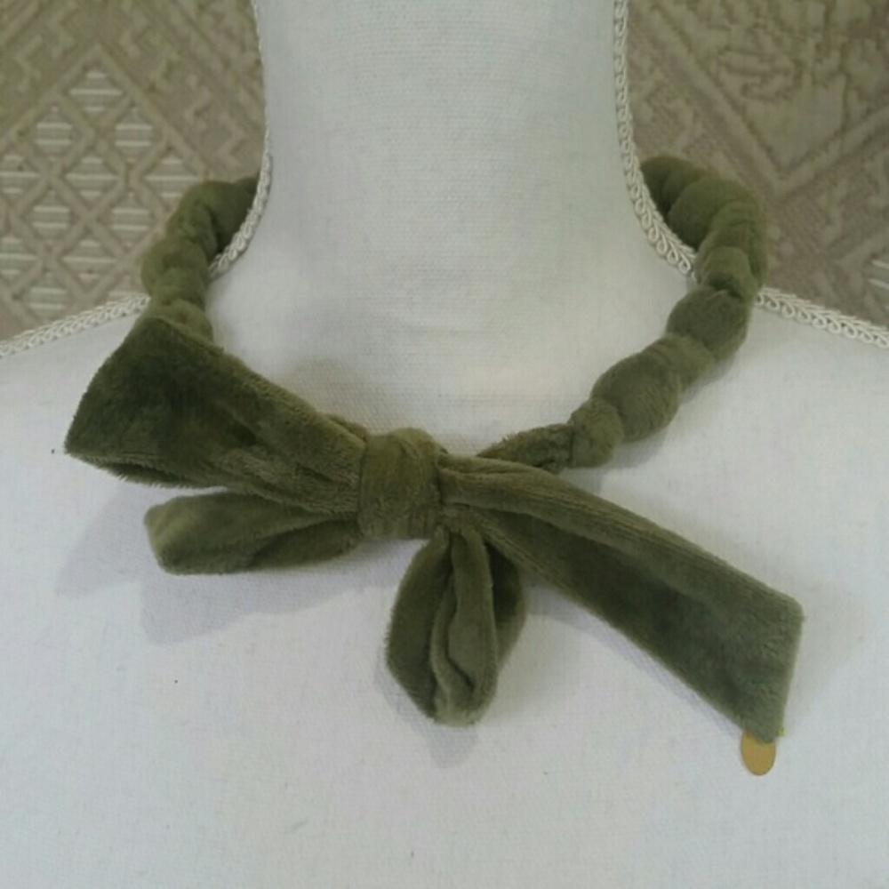 Cherie green velour chunky bead & bow necklace